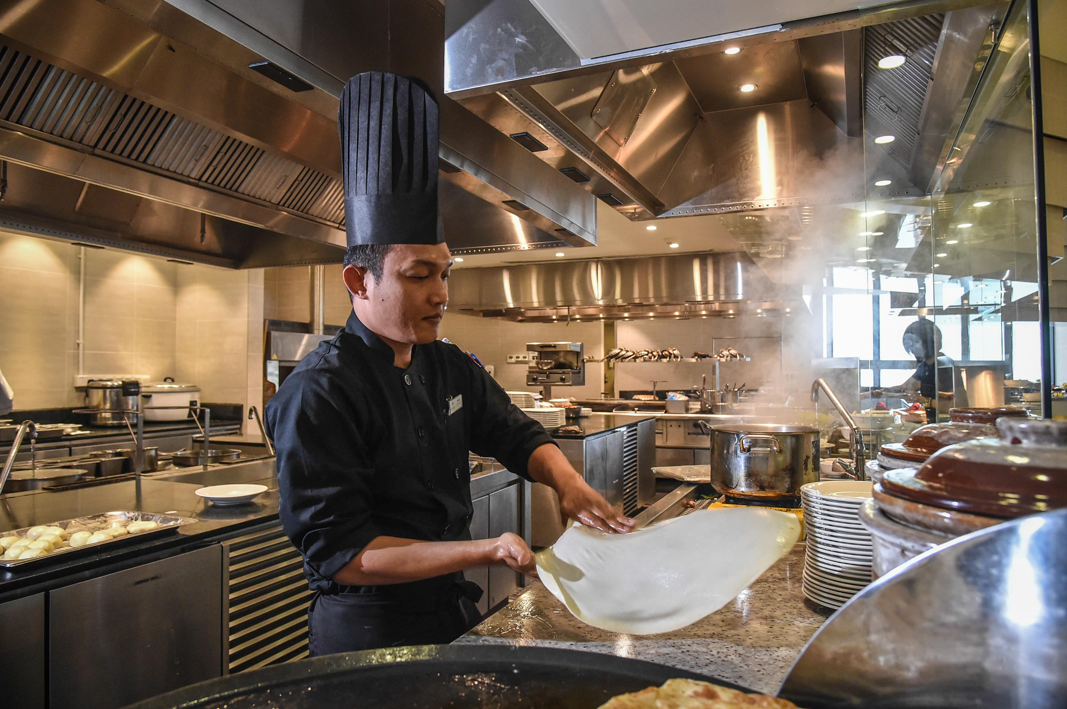 Grand Ion Delemen Hotel Genting Highlands Buitenkant foto A chef preparing rice noodles